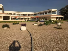 Magnifique villa en forme de U entièrement meublée et climatisée à Gandigal