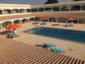Magnifique villa en forme de U entièrement meublée et climatisée à Gandigal