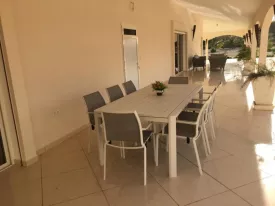 Magnifique villa en forme de U entièrement meublée et climatisée à Gandigal