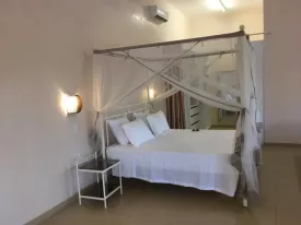 Magnifique villa en forme de U entièrement meublée et climatisée à Gandigal