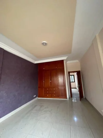 Le Studio F2 : 1 Chambre + 1 Salon avec Cuisine américaine + 1 Toilette et une grande Terrasse  disponible au 1er étage se situe sur la route de Ngaparou