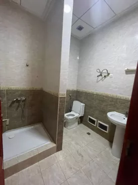 Le Studio F2 : 1 Chambre + 1 Salon avec Cuisine américaine + 1 Toilette et une grande Terrasse disponible au 1er étage se situe sur la route de Ngaparou