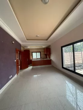 Le Studio F2 : 1 Chambre + 1 Salon avec Cuisine américaine + 1 Toilette et une grande Terrasse disponible au 1er étage se situe sur la route de Ngaparou