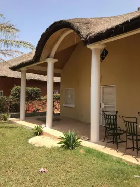 Villa meublée située dans une résidence avec piscine commune à 5 minute de la villa composée de 2 chambres et une mézzanine 2 salle d’eau, toilette visiteur , stationnement véhicule , salon, salle