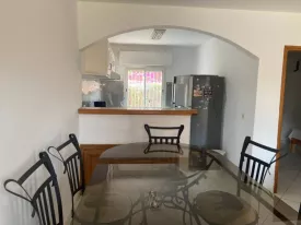 Villa meublée située dans une résidence avec piscine commune à 5 minute de la villa composée de 2 chambres et une mézzanine 2 salle d’eau, toilette visiteur , stationnement véhicule , salon, salle