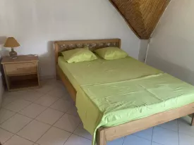 Villa meublée située dans une résidence avec piscine commune à 5 minute de la villa composée de 2 chambres et une mézzanine 2 salle d’eau, toilette visiteur , stationnement véhicule , salon, salle