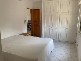 Villa meublée située dans une résidence avec piscine commune à 5 minute de la villa composée de 2 chambres et une mézzanine 2 salle d’eau, toilette visiteur , stationnement véhicule , salon, salle