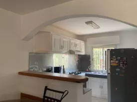 Villa meublée située dans une résidence avec piscine commune à 5 minute de la villa composée de 2 chambres et une mézzanine 2 salle d’eau, toilette visiteur , stationnement véhicule , salon, salle