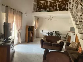 Villa meublée située dans une résidence avec piscine commune à 5 minute de la villa composée de 2 chambres et une mézzanine 2 salle d’eau, toilette visiteur , stationnement véhicule , salon, salle