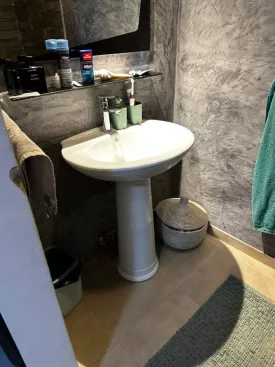 Appartement de standing au 3e étage d'une Résidence sécurisée , offrant une vue dégagée et imprenable .Vue mer au loin depuis l'appartement